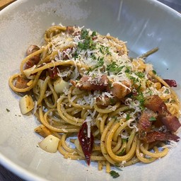 สปาเกตตี้กระเทียมพริกแห้งเบค่อน