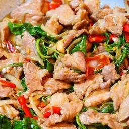 กระเพราหมูชิ้น
