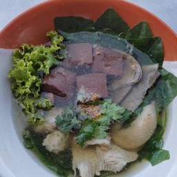 ต้มเลือดหมูสามผัก พร้อม ข้าวหอมมะลิและน้ำเก๊กฮวย