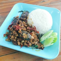 กะเพราหมูสับไข่เยี่ยวม้า