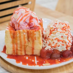 สตอเบอร์รี่โทสต์ Strawberry Toast with Strawberry Ice Cream