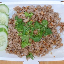ข้าวหมูสับคั่วกระเทียม