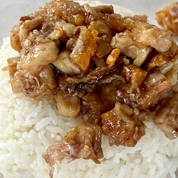 หมูกรอบผัดกระเทียมราดข้าว