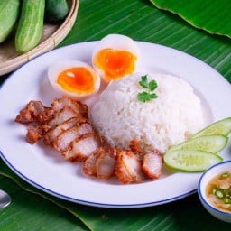 ข้าวหมูสามชั้นทอดน้ำปลา+ไข่ต้ม+น้ำพริก(เลือกได้)+ผักสด