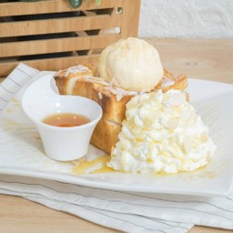 ฮันนี่โทสต์คลาสสิค Classic Honey Toast with Vanilla Ice Cream