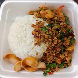 กะเพรา+ใส้กรอกทอด