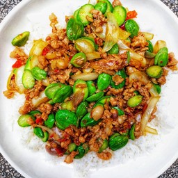 เครื่องแกงหมูสับใส่สะตอราดข้าว