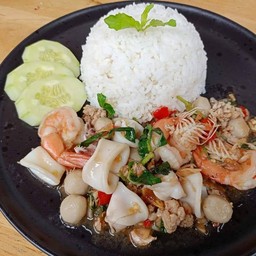 กระเพราทะเล ราดข้าว