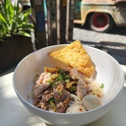 ก๋วยเตี๋ยวหมูสูตรโบราณ by Folktales cafe บางแวก83