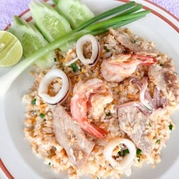 ข้าวผัดรวมมิตร