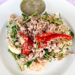 หมี่ผัดกระเฉดหมูล้วน