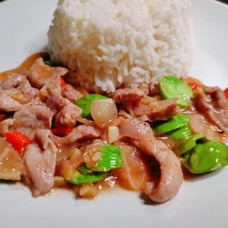 หมูชิ้นผัดกะปิใส่สะตอราดขา้ว