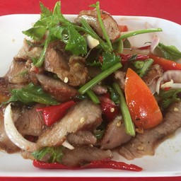 ยำคอหมูย่าง