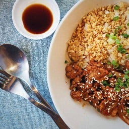 ผัดซอสบลูโกกิราดข้าวกระเทียม