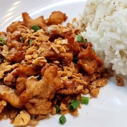 ข้าวกระเทียม หมู, ไก่