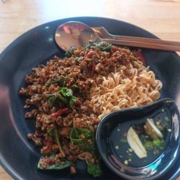 มาม่ากะเพราเนื้อบก