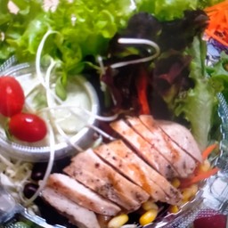 สลัดอกไก่พริกไทดำ