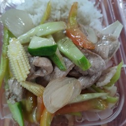 ผัดเปรี้ยวหวานไก่ราดข้าว