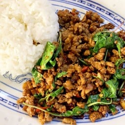 ข้าวกะเพรา หมู, ไก่