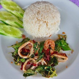 ข้าวกะเพราปลาหมึก