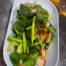 คะน้าหมูกรอบ