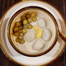 บัวลอยนมสดคาราเมลไข่มุก (ไส้งาดำ)