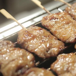 หมูปิ้งนมสด 15 ไม้ ฟรีข้าวเหนียว 1 ห่อ