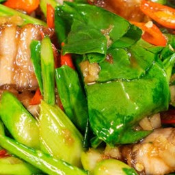 คะน้าหมูกรอบ