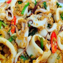 ปลาหมึกผัดผงกะหรี่กับข้าว