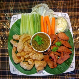 หมูแดด น้ำพริกหนุ่ม แคปหมู ผัก