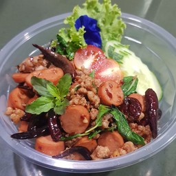 ข้าวกะเพราพริกแห้งหมูสับ+ไส้กรอก