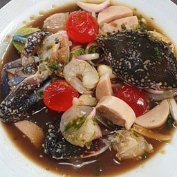 ยำปูม้า กุ้งสด หมูยอ ไข่แดงเค็ม