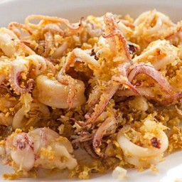 ปลาหมึกทอดกระเทียมกับข้าว