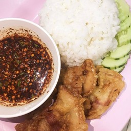 สามชั้นทอดน้ำปลาราดข้าว