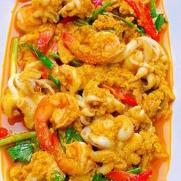 กุ้ง+หมึกผัดผงกะหรี่กับข้าว