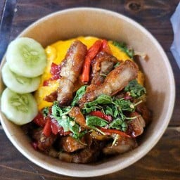 กระเพราหมู 3 ชั้นทอด+ไข่ข้น