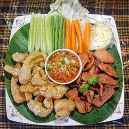 หมูแดด น้ำพริกอ่อง แคปหมู ผัก