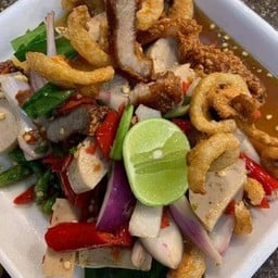ยำสามหมู (หมูทอด,หมูยอ,แคปหมู)