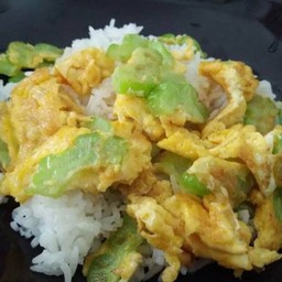 ข้าวหน้าไข่เจียวมะระ