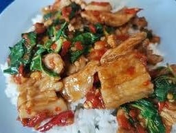ข้าวกระเพราหมูสามชั้นสไลด์ Rice + sliced pork belly with basil
