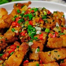 หมูกรอบคั่วพริกเกลือ (กับข้าว)