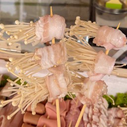 หมูสามชั้น พันเห็ดเข็ม