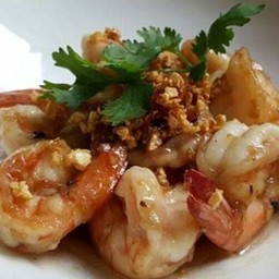 กุ้งทอดกระเทียมกับข้าว