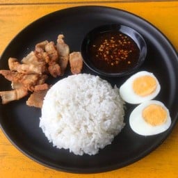 ข้าวหมูทอดน้ำปลา ครัวติดปาก