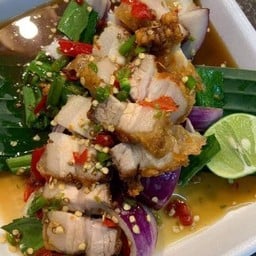 ยำหมูทอด