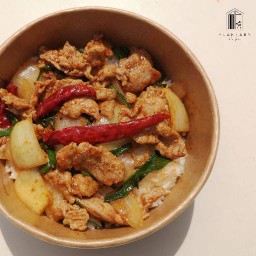 ข้าวหมูสันคอสไลซ์ผัดพริกหม่าล่า