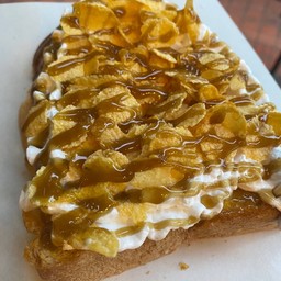 ขนมปังปิ้งคอนเฟล็กราดคาราเมล