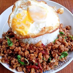 ผัดกะเพราราดข้าว