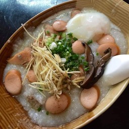 โจ๊กหมูไส้กรอกแฮมเห็ดหอมใส่ไข่
