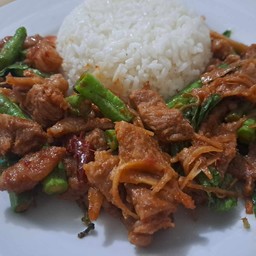 ผัดพริกแกงหมู ราดข้าว